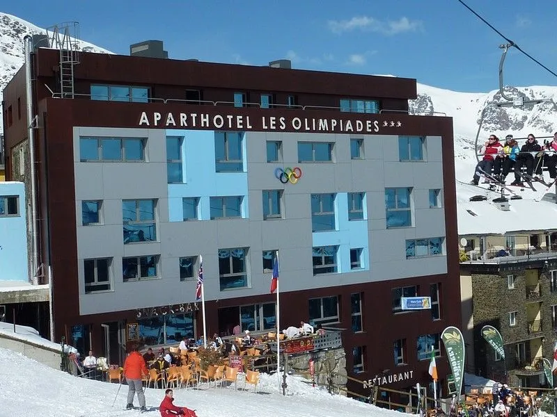 Solig terrass med after ski på Aparthotel Les Olimpiades