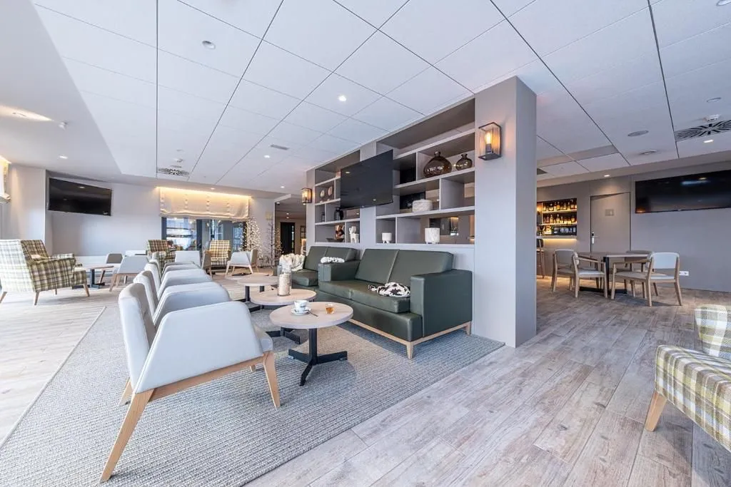 Modernt vardagsrum i Caribou Apartments med kök och matplats