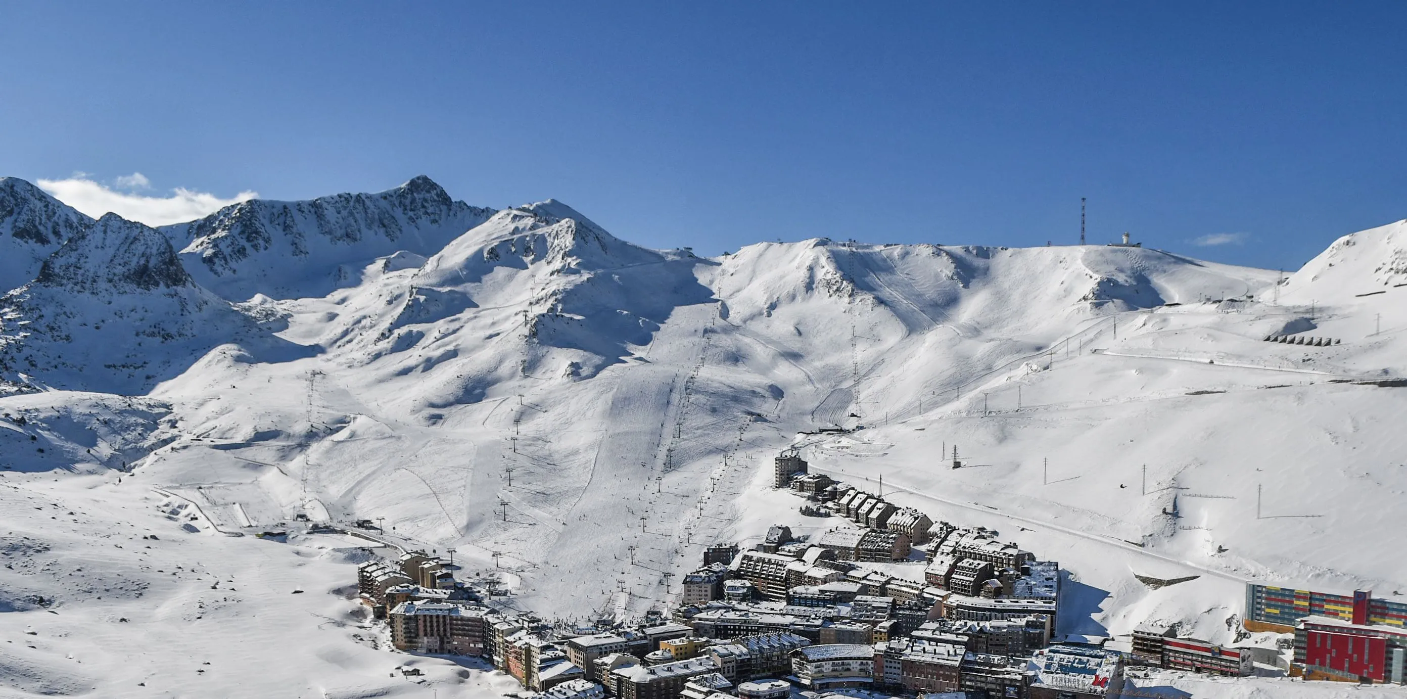 Hotel Cubil i Pas de la Casa med snötäckta berg i bakgrunden