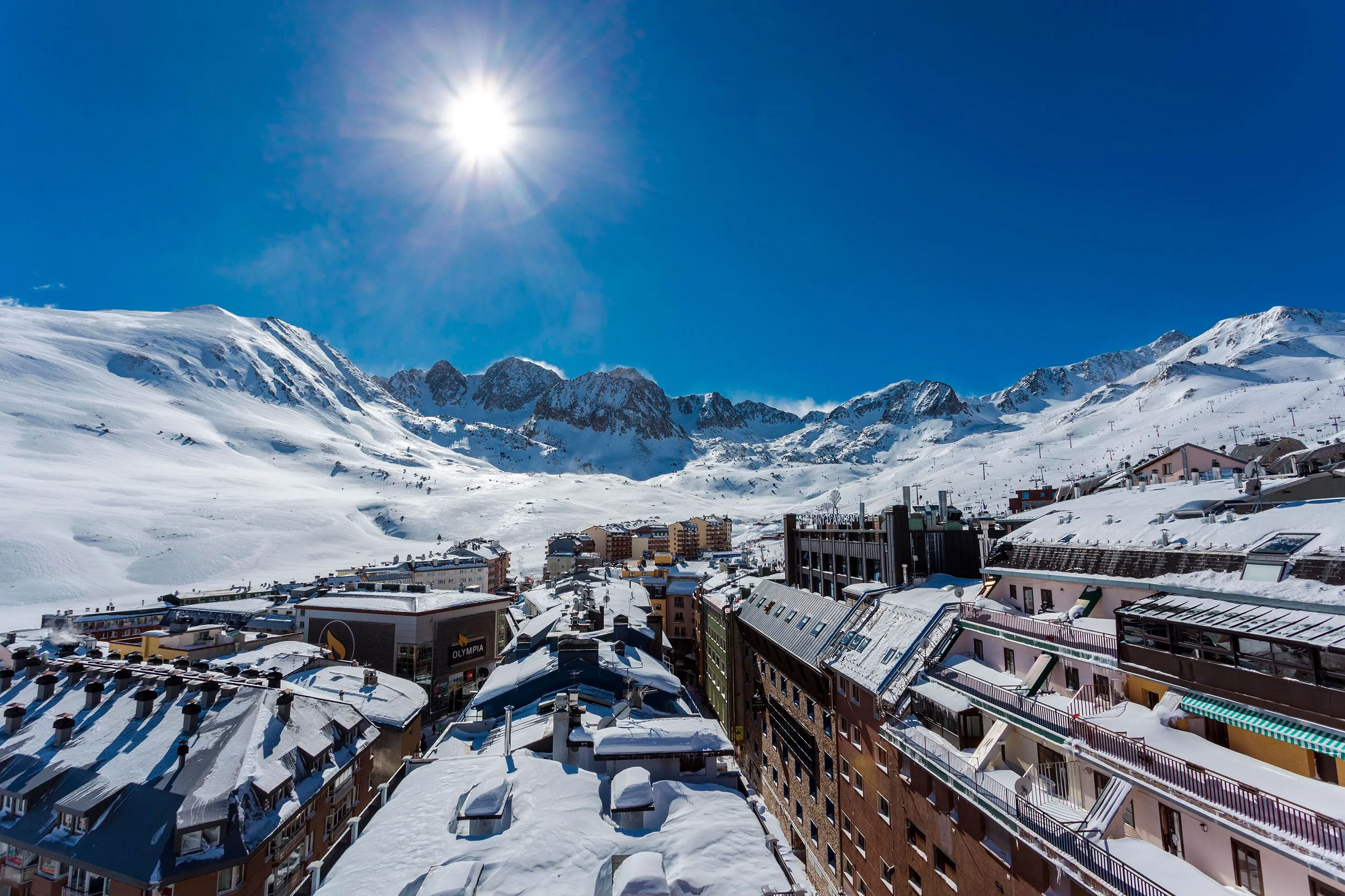 Hotel Magic i Pas de la Casa med utsikt över snötäckta berg