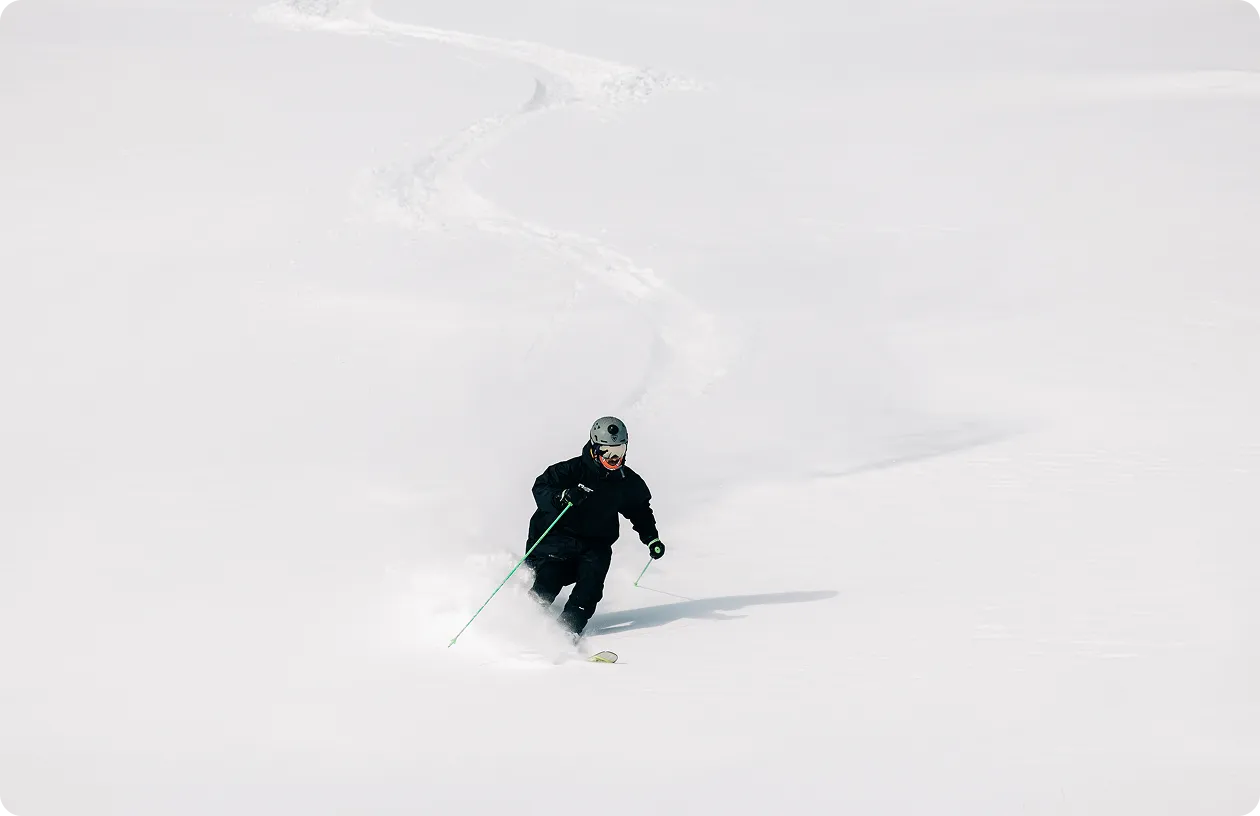 Skidåkare som åker slalom off pist